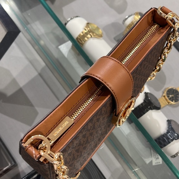 MICHAEL KORS
Carmen Small Shoulder Pochette Bag
Brown Signature 
NWT - Picture 11 of 16